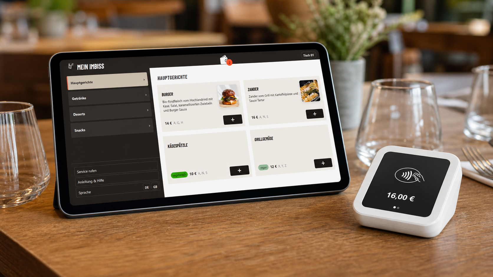 Tablet am Tisch mit Kartenterminal